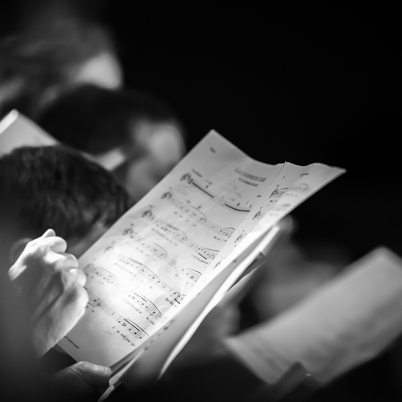 caritas-schule-mariannhill-chor-ag-notenblaetter-in-den-haenden