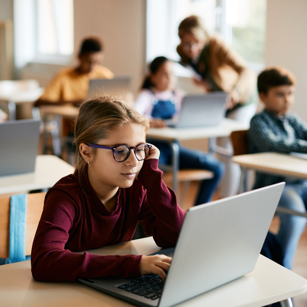 caritas-schule-mariannhill-internet-ag-kind-sitzt-vor-laptop
