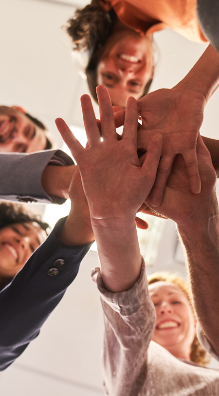 caritas-schule-mariannhill-spenden-haende-werden-uebereinander-gelegt