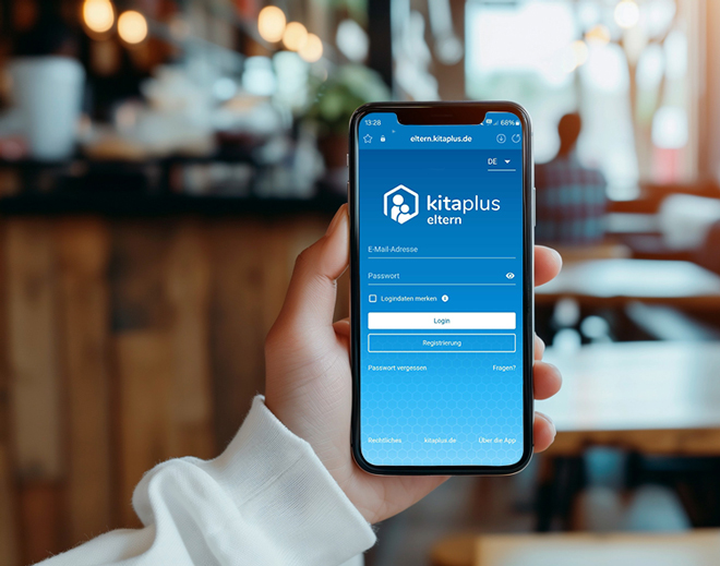 caritas-schule-mariannhill-kita-plus-smartphone-mit-app-auf-dem-display-01